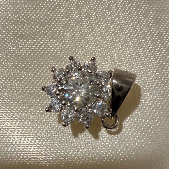 Flawless 2ct Moissanite snowflake silver pendant - Picture 3 of 7